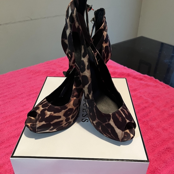 Guess Peeptoe Pump - Picture 3 of 6